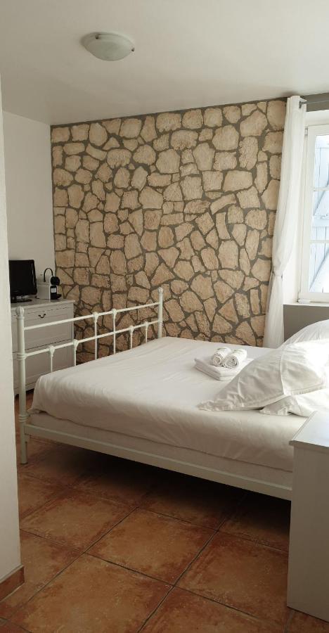 Auberge Le Lupin Blanc Revest-des-Brousses Exterior photo
